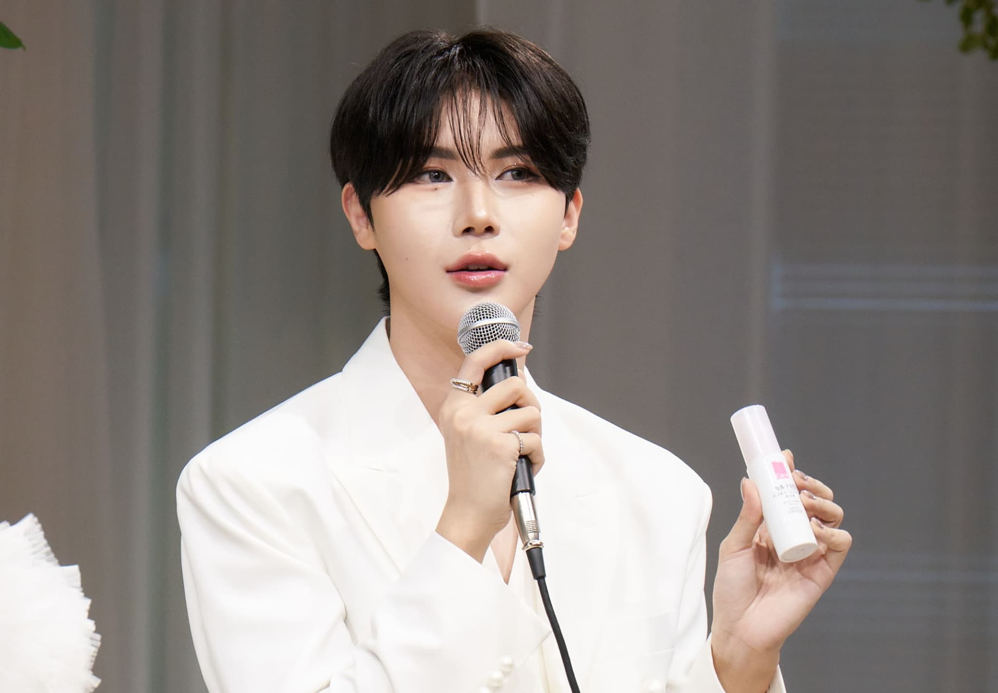 商品を手にするGYUTAEさん