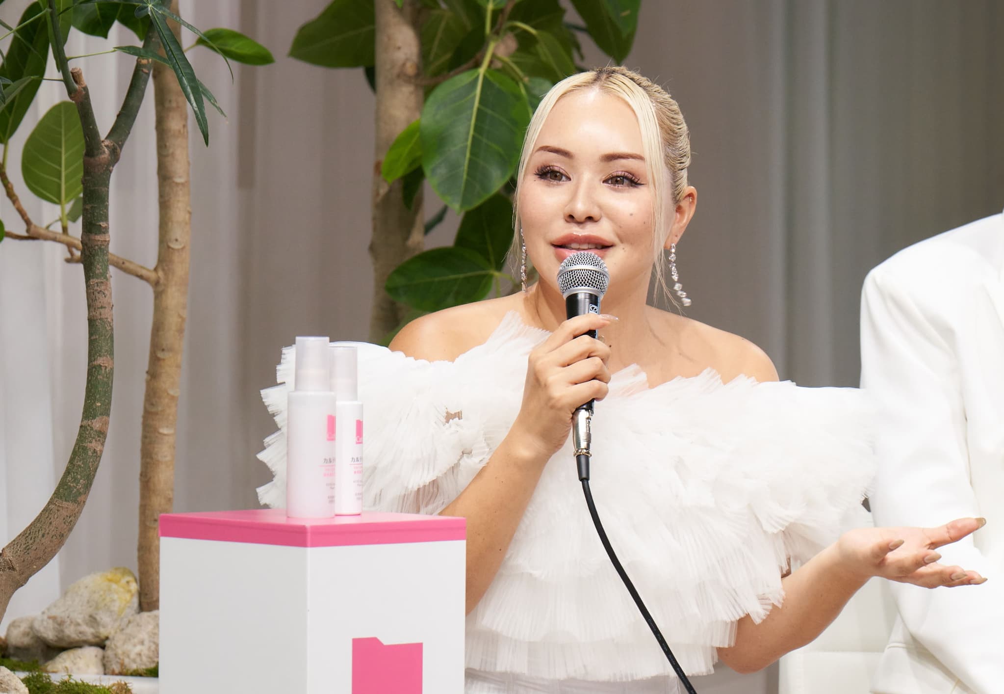 インタビューに答えるMARILYNさん