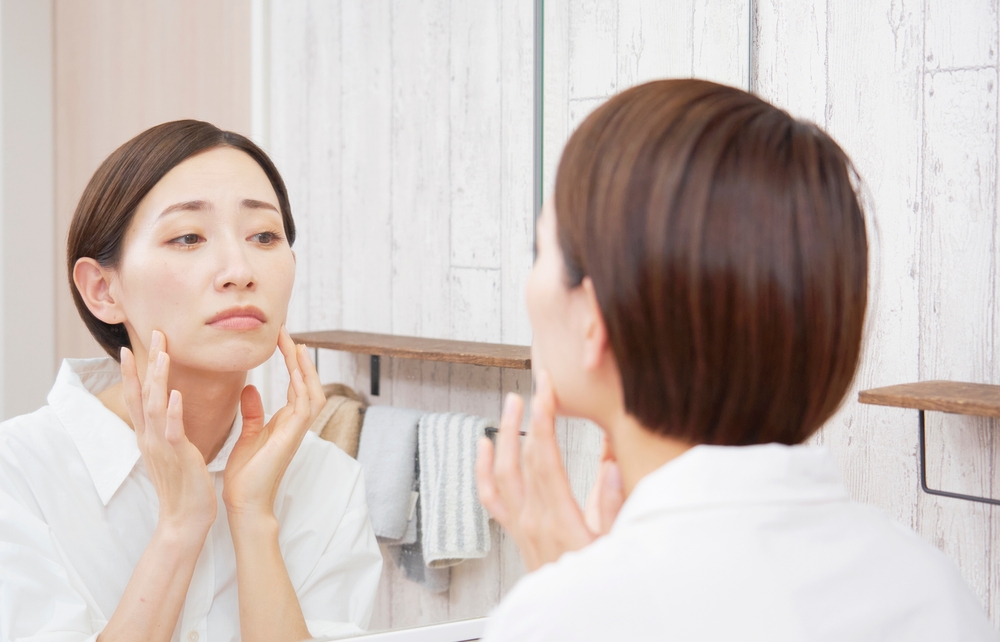 肌を確認する女性のイメージ