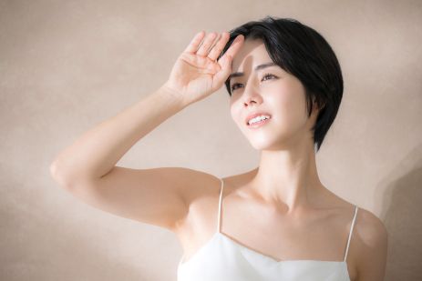 秋になって肌の乾燥やほてりが気になる女性のイメージ