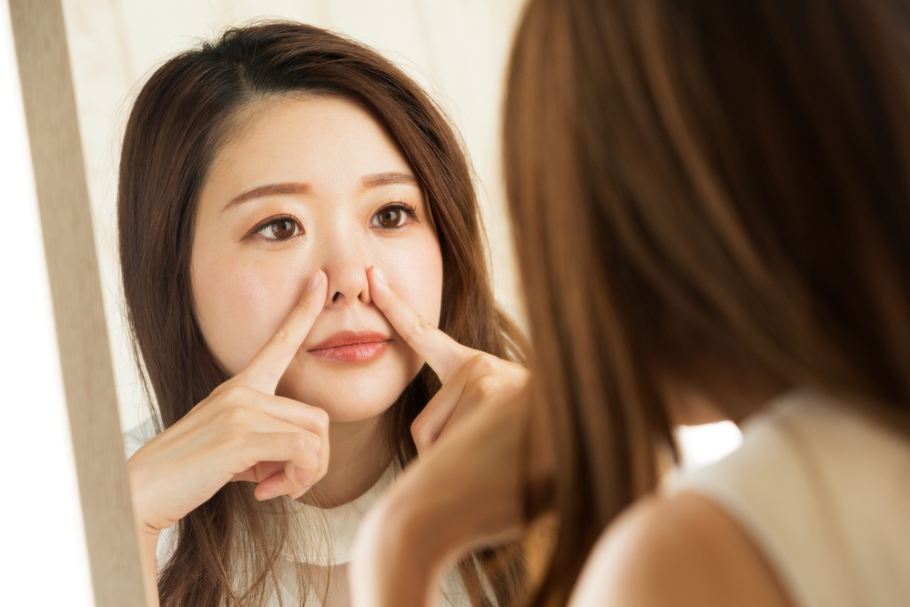鼻まわりの肌あれに悩む女性のイメージ