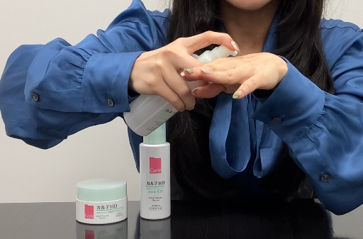 新シリーズ「肌あれ バランスケア」の使用感を確かめる表さん