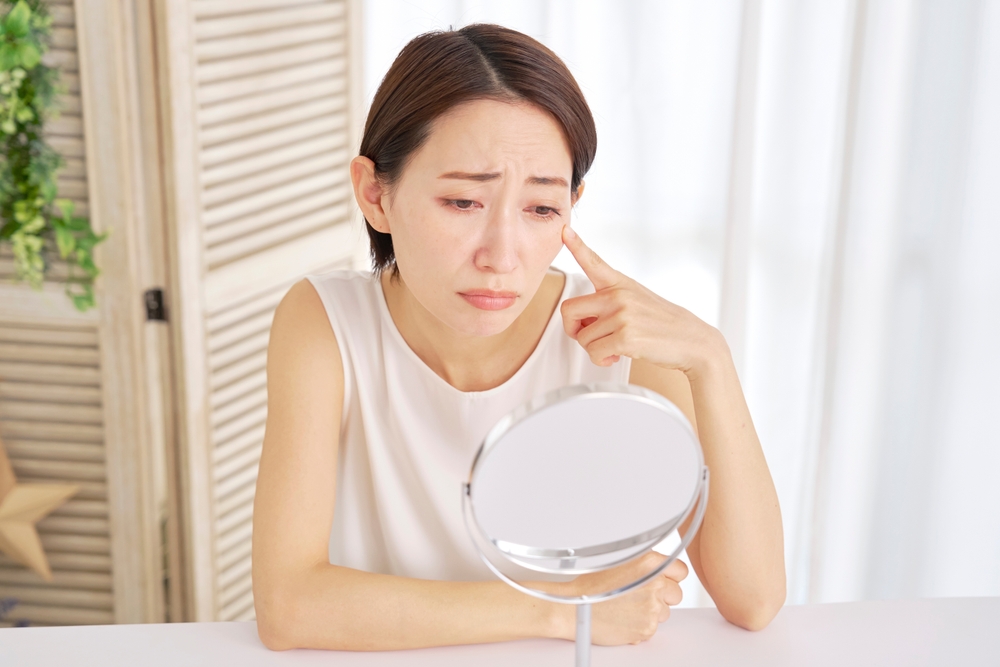 くすみに悩む女性の画像