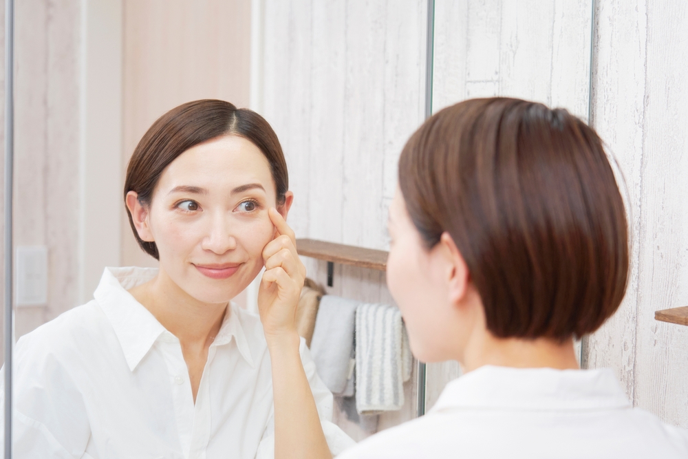 目元を確認する女性のイメージ