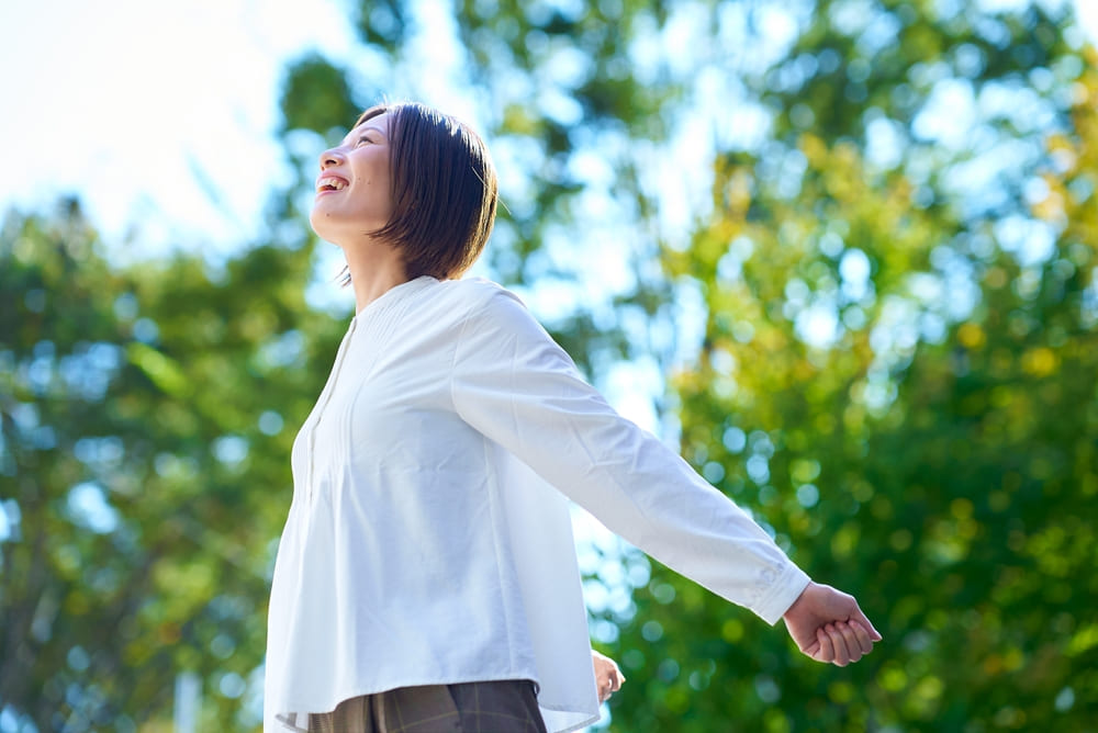 日光を浴びる女性のイメージ
