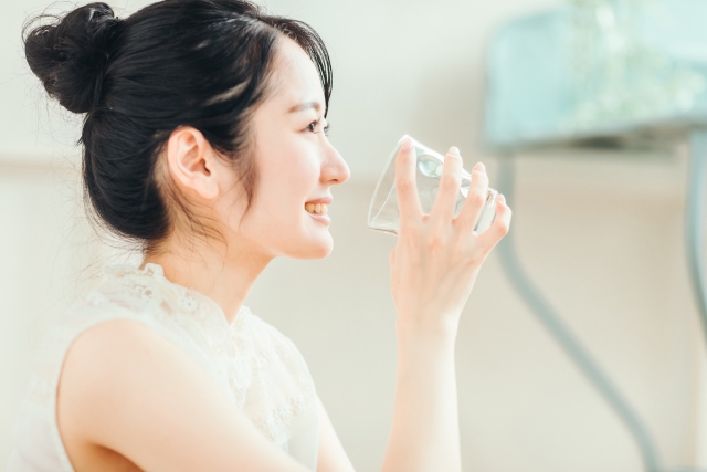 水を飲む女性のイメージ