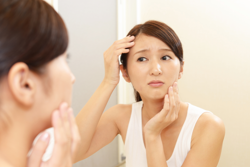 肌が気になる女性のイメージ