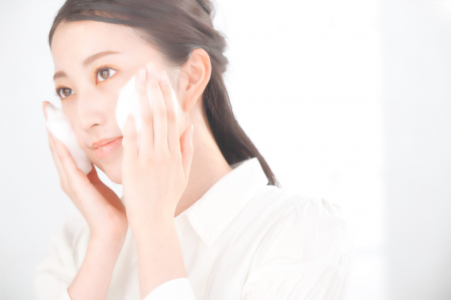 洗顔で肌を清潔に保つ女性のイメージ