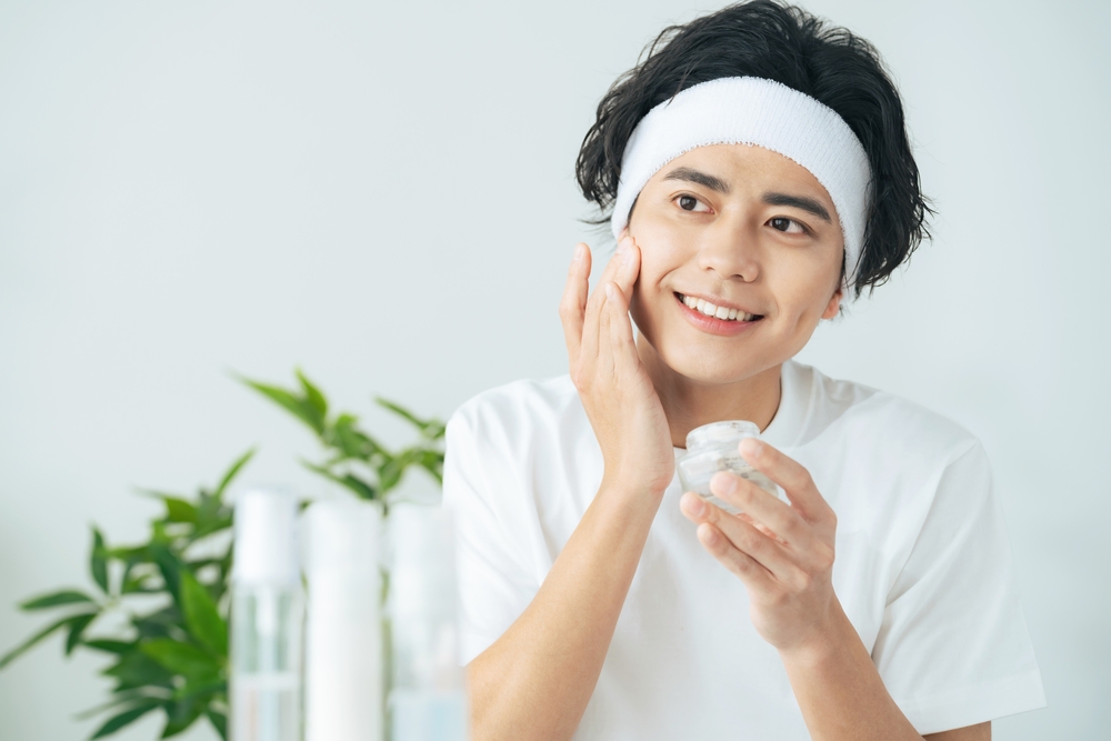 スキンケアをする男性