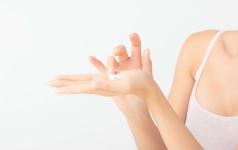 手のひらに乳液を出すイメージ