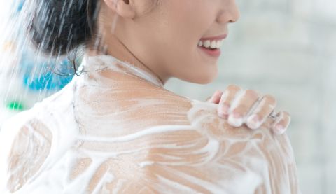 シャワーで体を洗う女性のイメージ